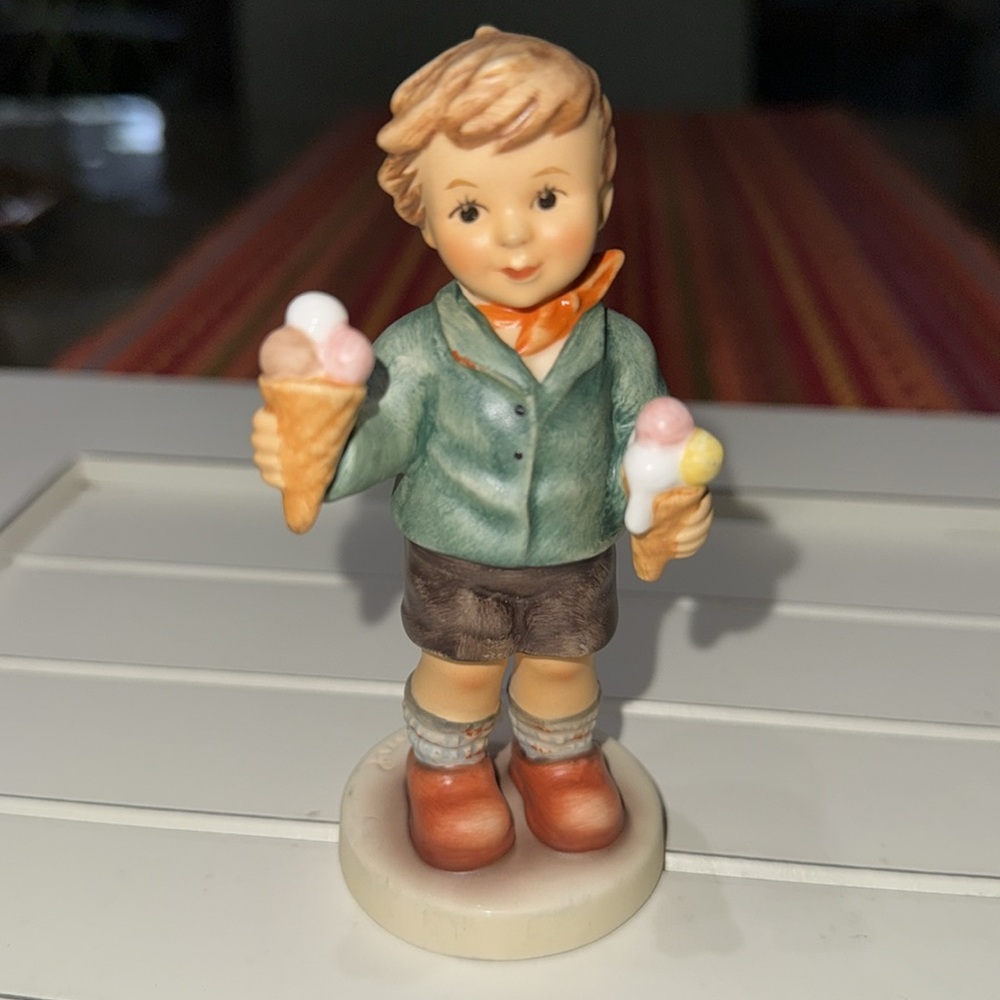 Goebel Hummel “parlour pal” 4.25” figurine #233017. HUM 2293 in original box